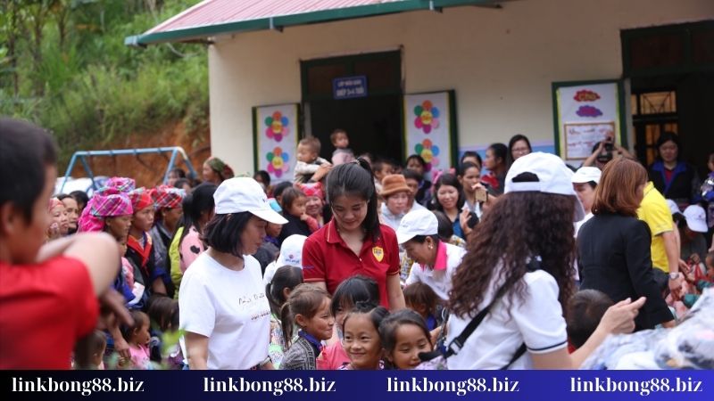 Ánh sáng tri thức - Hoạt động ươm mầm tài năng trẻ 2 Sự kiện ánh sáng tri thức diễn ra hoạt động chính nào?
