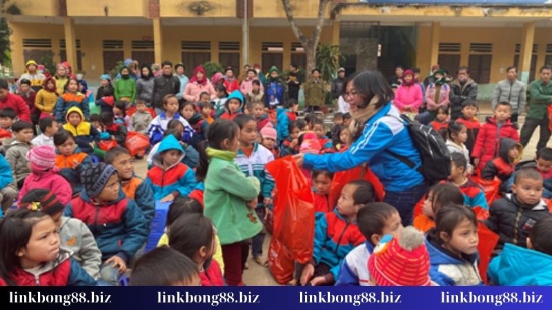 Ánh sáng tri thức - Hoạt động ươm mầm tài năng trẻ 1 Sự kiện ánh sáng tri thức gieo mầm ước mơ cho học sinh nghèo